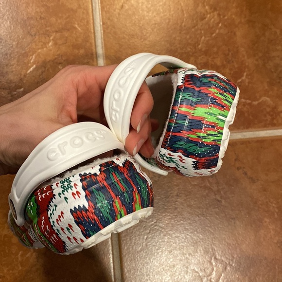 Christmas 🎄 Crocs Fuzzy Clogs Big Kid - Picture 9 of 9